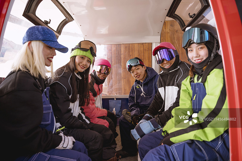 青年男女在户外滑雪场图片素材