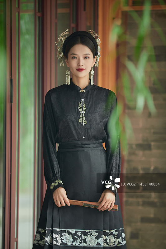 身穿中国汉族传统服饰马面裙的东方女性图片素材