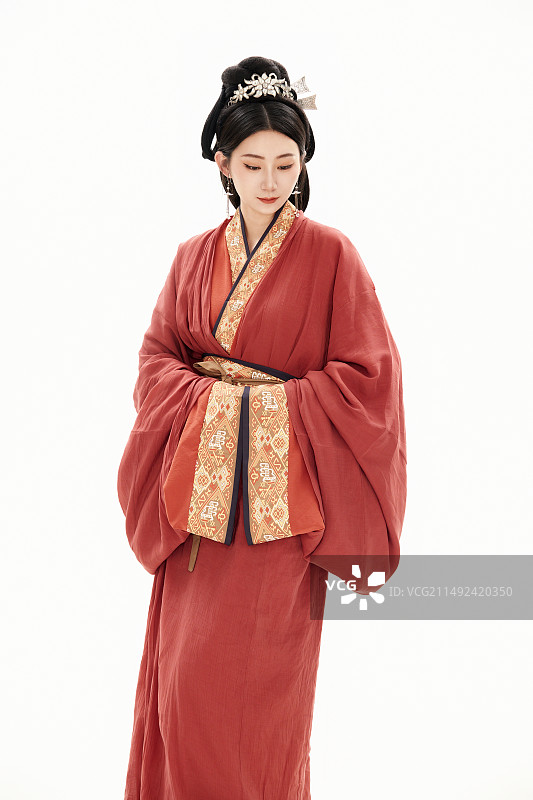 白色背景下穿着中国春秋战国时代服饰的少女图片素材