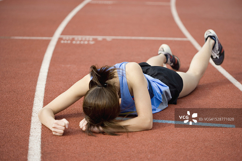 運動員躺在跑道上圖片素材