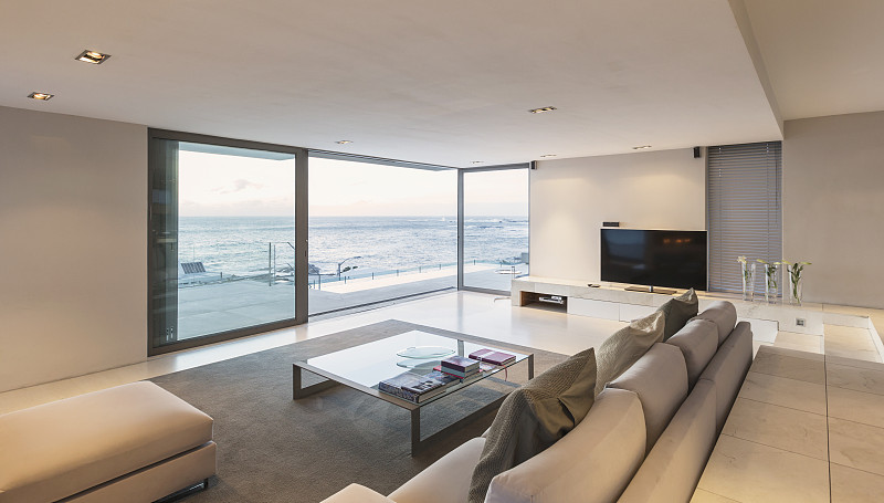 現代，極簡主義豪華客廳與天井門打開海景圖片素材
