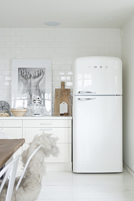 復古冰箱在白色廚房與木制配件圖片素材