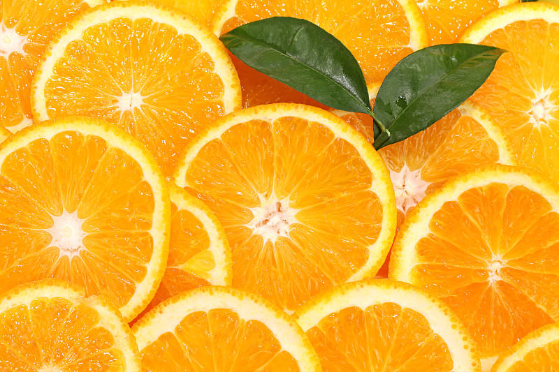 切片橙子與綠葉圖片下載