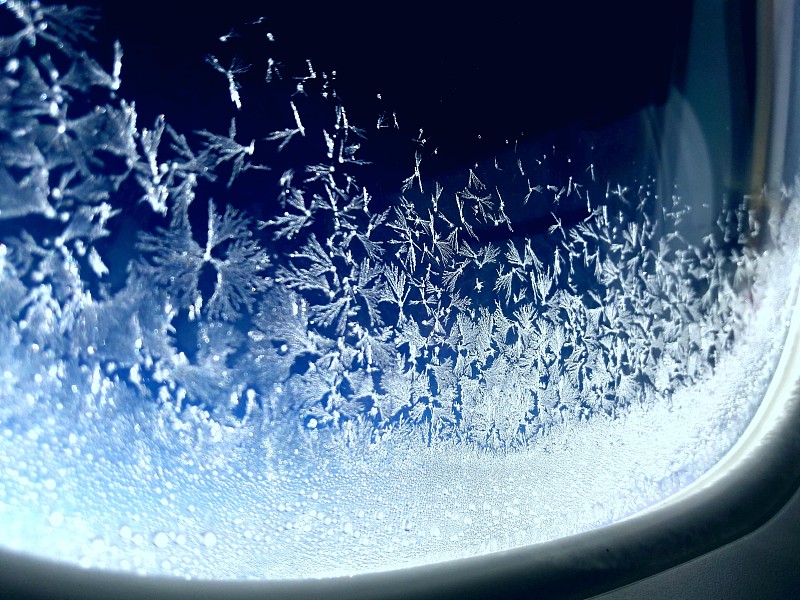 飛機窗戶上的冰晶圖片素材