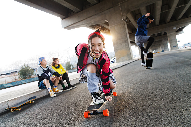 玩滑板的年輕人圖片素材