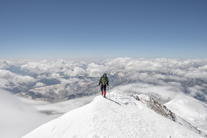 俄羅斯，上巴克桑山谷，高加索，登山者攀登厄爾布魯士山圖片素材