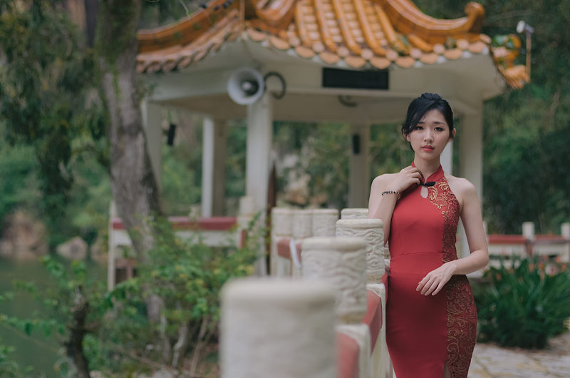 一位年輕貌美的中國女子穿著不同姿勢的紅色旗袍圖片素材