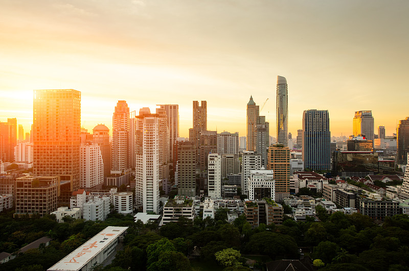 鳥瞰圖曼谷現代辦公大樓，公寓，居住在曼谷市區，日落風景，曼谷是東南亞人口最多的城市。泰國曼谷圖片素材