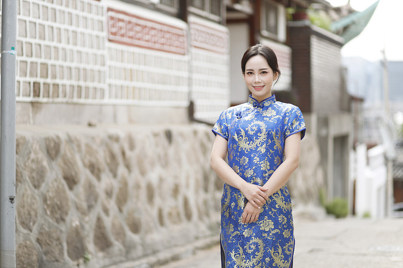 韓國首爾，一名身穿旗袍的女子在北川韓屋村的傳統民居中旅行圖片素材
