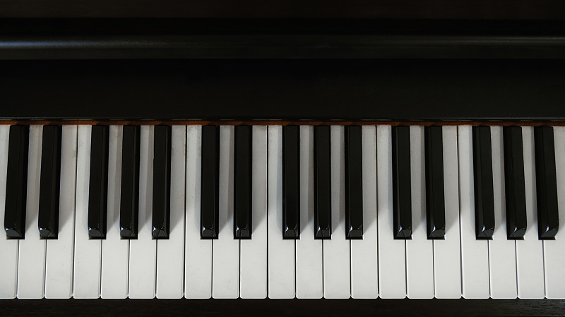高角度的鋼琴鍵圖片素材