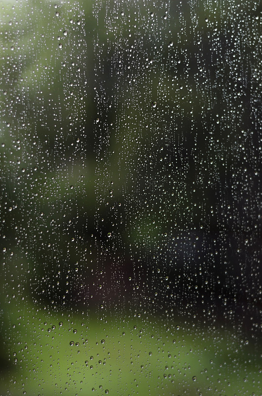 下雨天，濕窗水滴背景圖片素材