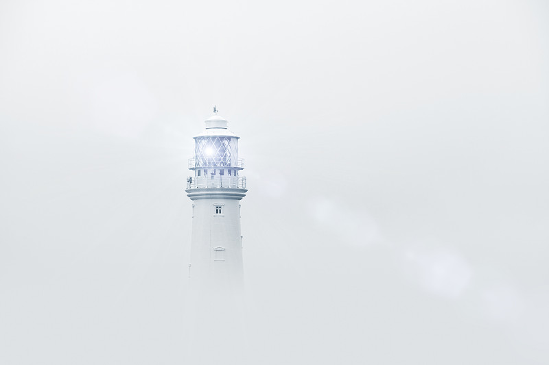 灯塔在雾中图片下载