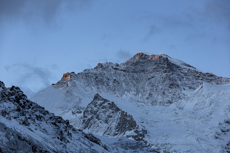 瑞士翁根阿爾卑斯山欽格爾峰雪山戶外風光圖片素材