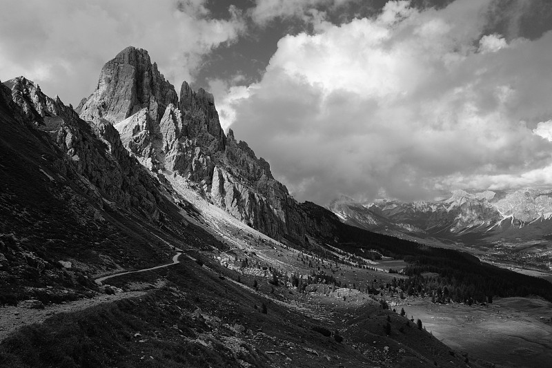意大利威尼托Selva Di Cadore的Dolomites山的黑白景觀圖片素材