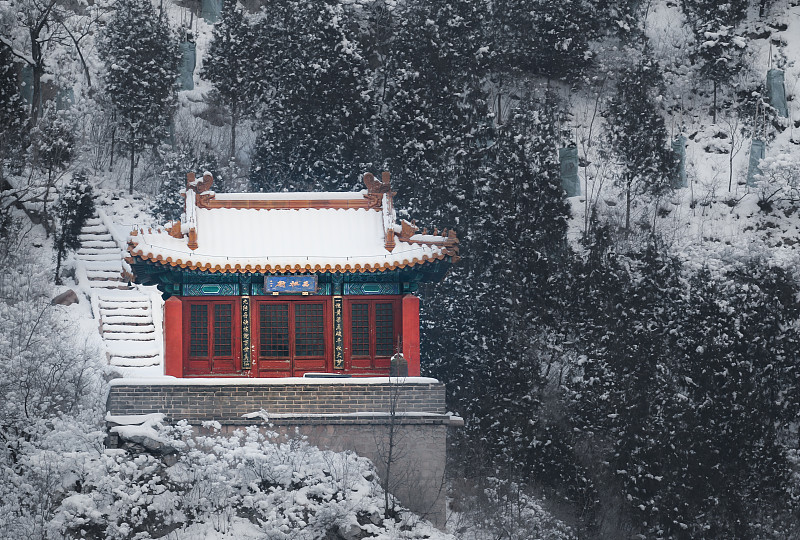 居庸關雪山上的寺廟圖片素材