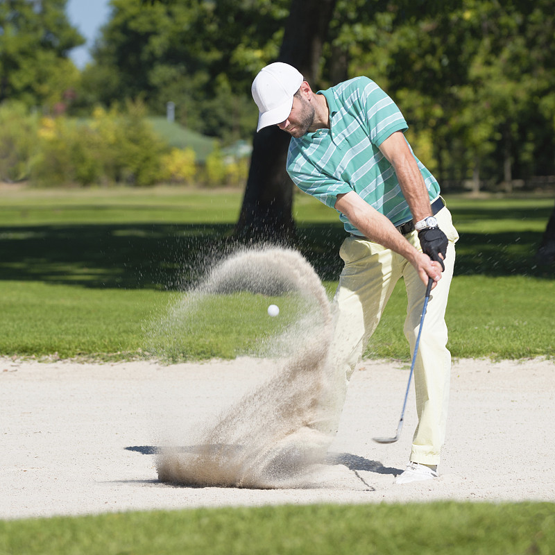 高爾夫球手在沙坑圖片素材