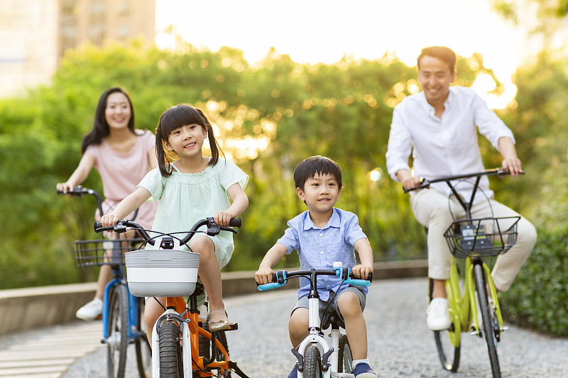 快樂的年輕家庭騎自行車圖片素材