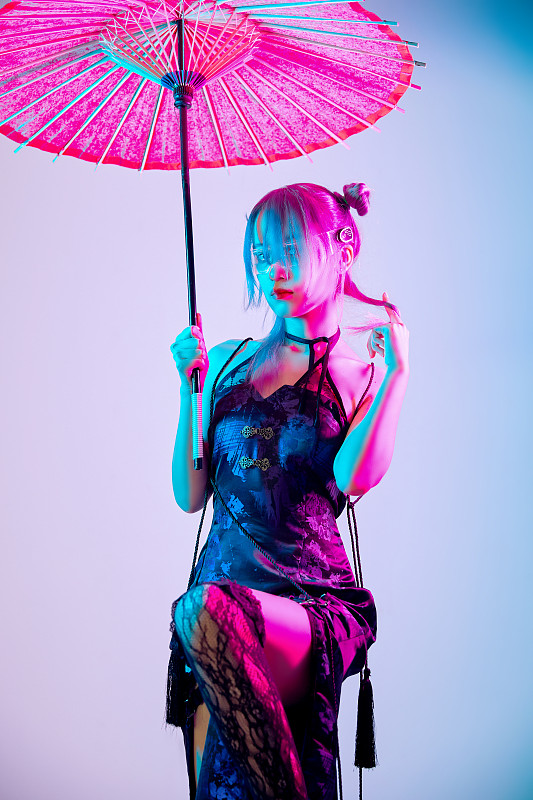 國潮風混搭賽博朋克風格的亞洲旗袍少女圖片素材