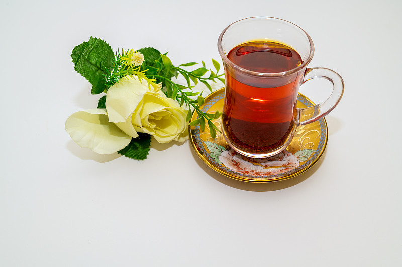 卡塔尔多哈，白色背景上的一杯茶和鲜花图片下载