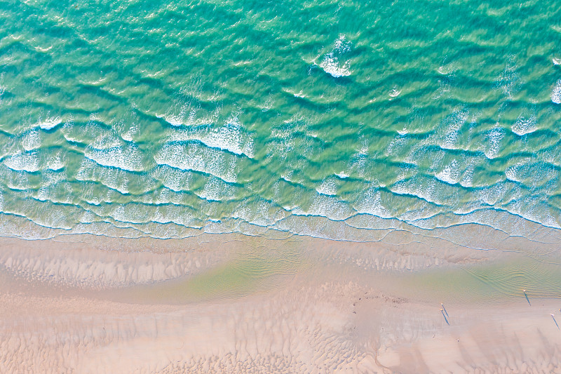 航拍俯视角的海水与沙滩图片下载