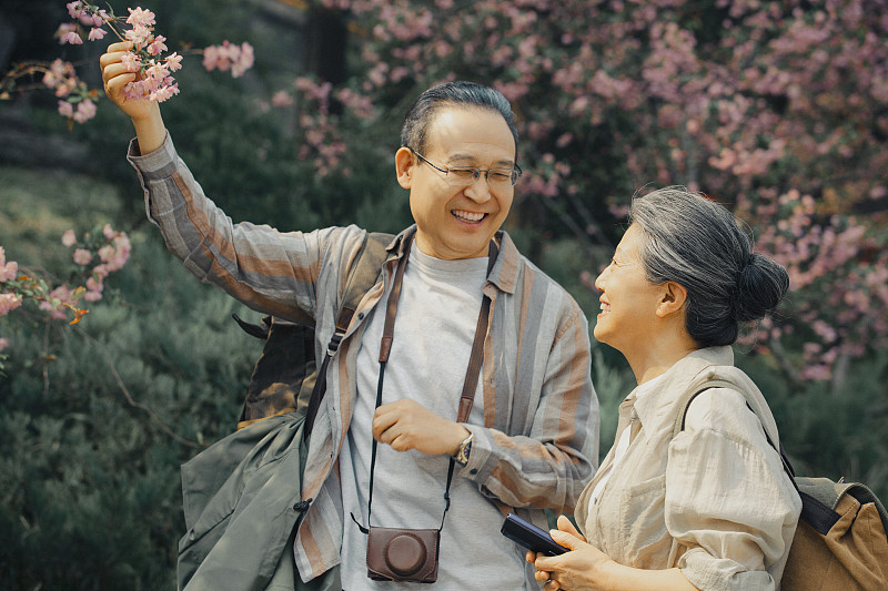 老年人City walk系列:老年夫妻在北京北海公园旅游看花图片下载
