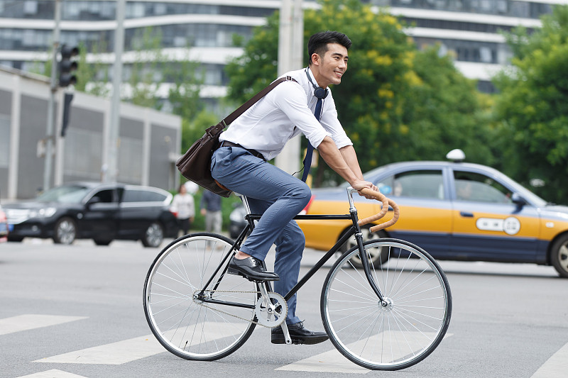青年男人騎自行車圖片素材