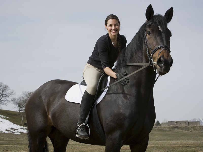一個中年婦女騎馬的肖像圖片下載
