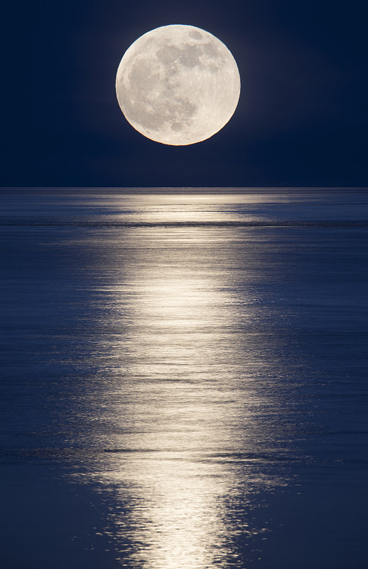 月光在海洋。圖片素材