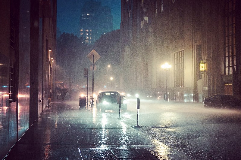 雨季夜晚城市道路上的汽車圖片素材