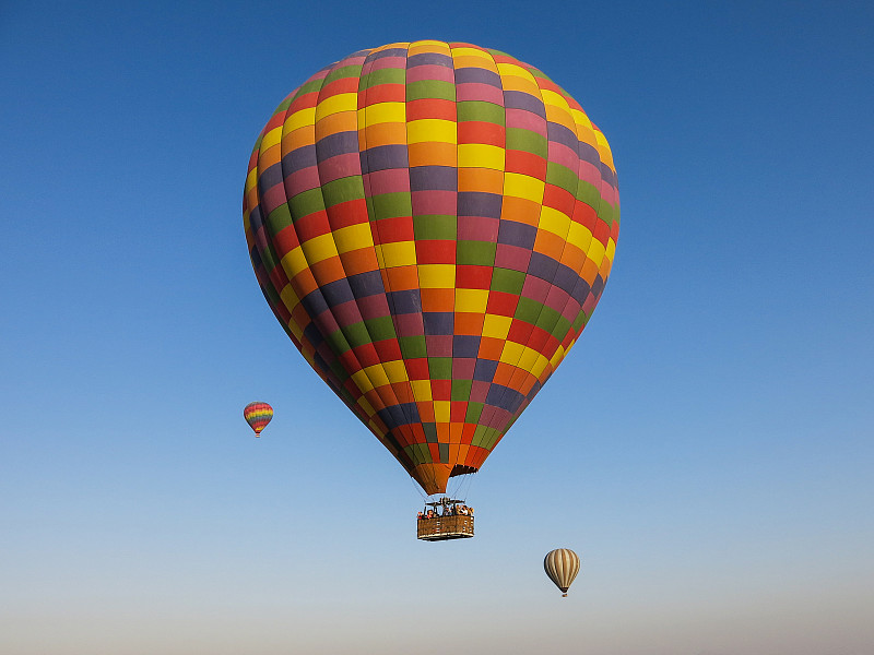 低角度的熱氣球對晴朗的天空圖片素材