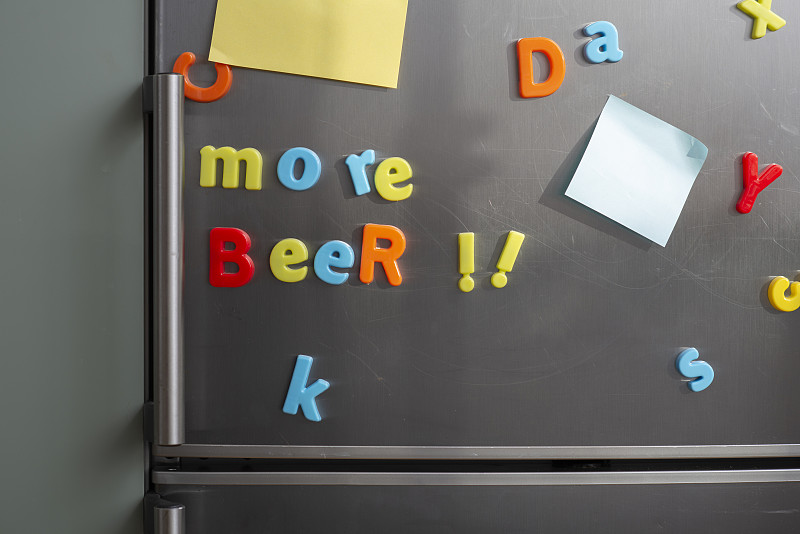 兒童教育磁性塑料字母在冰箱門拼字圖片素材