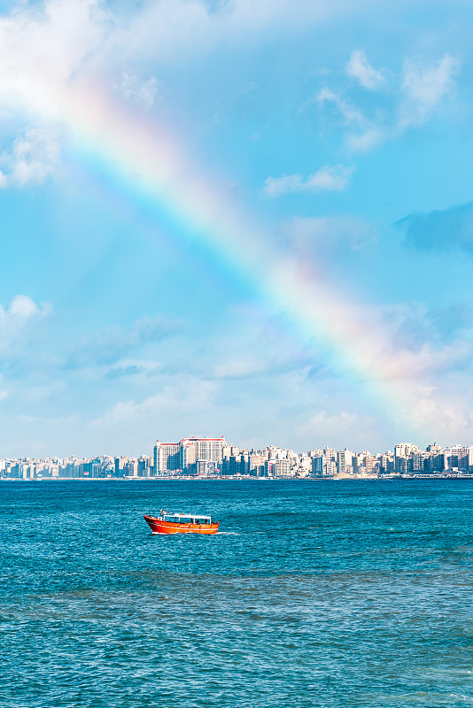 美麗的彩虹出現在埃及亞歷山大港和地中海的上空圖片素材