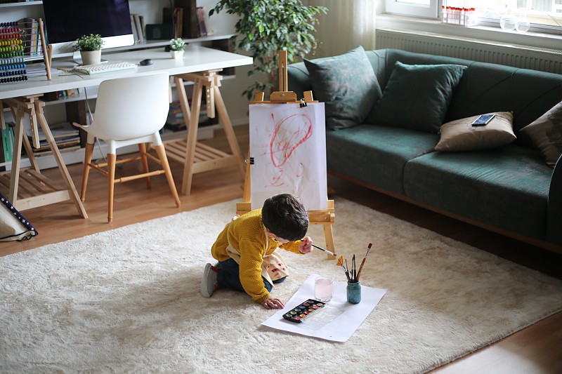 快樂的小嬰兒藝術家在家里用彩色顏料畫畫圖片素材