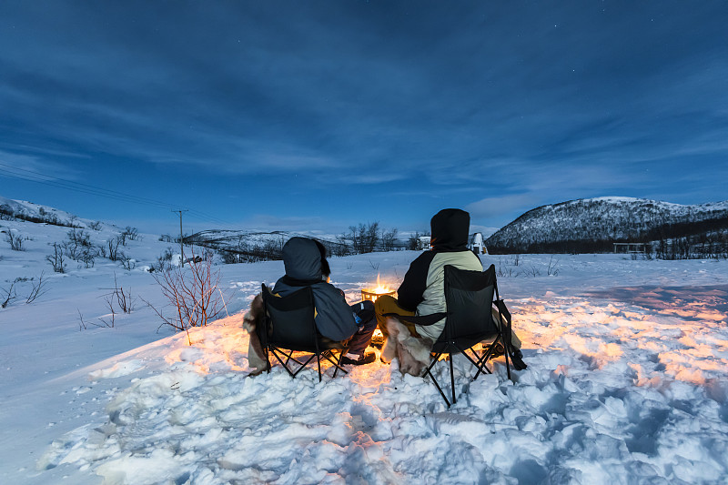 芬蘭埃諾特基埃的Kilpisjaervi，在極夜的冬季景觀中，露營者在篝火旁圖片素材