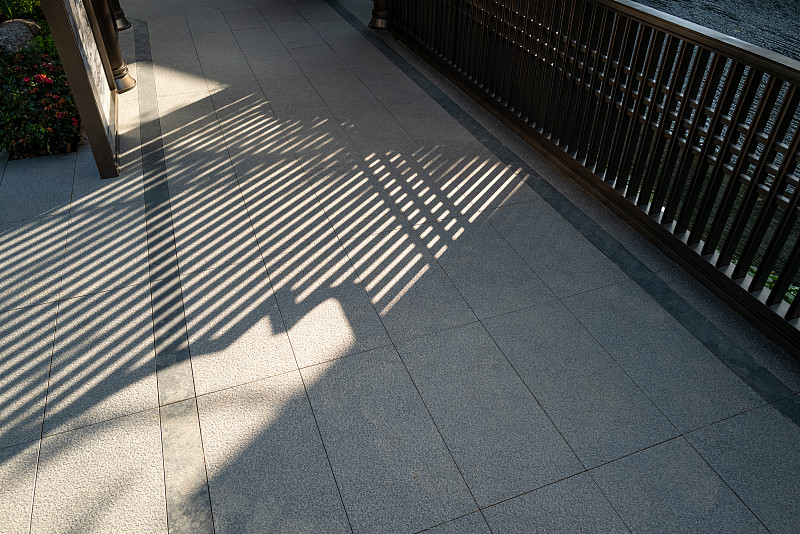 柵欄在石材地板上的光效果攝影圖片