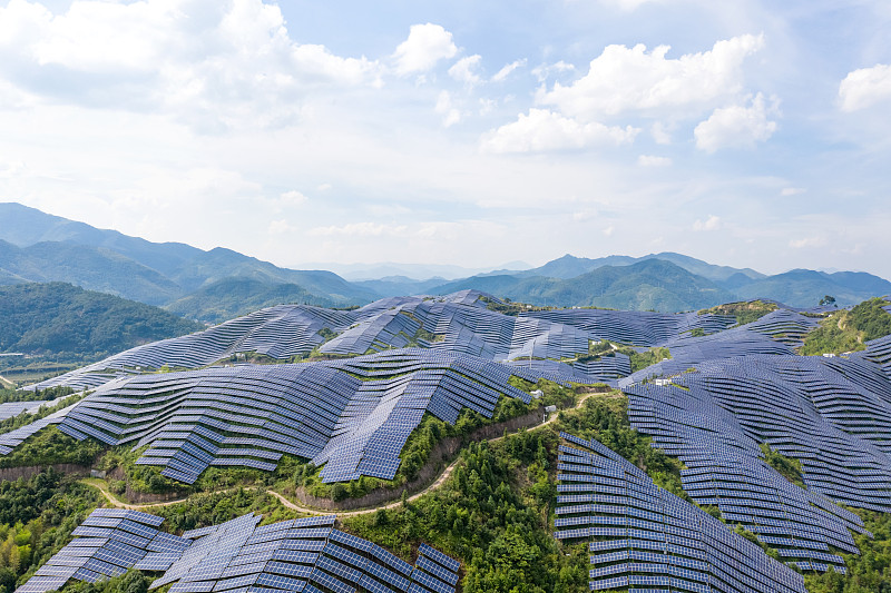 宏偉的山頂太陽能發電廠攝影圖片