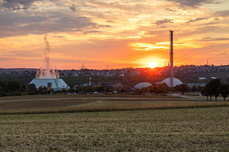日落時分的Neckarwestheim核電站(Baden-Württemberg，德國)攝影圖片