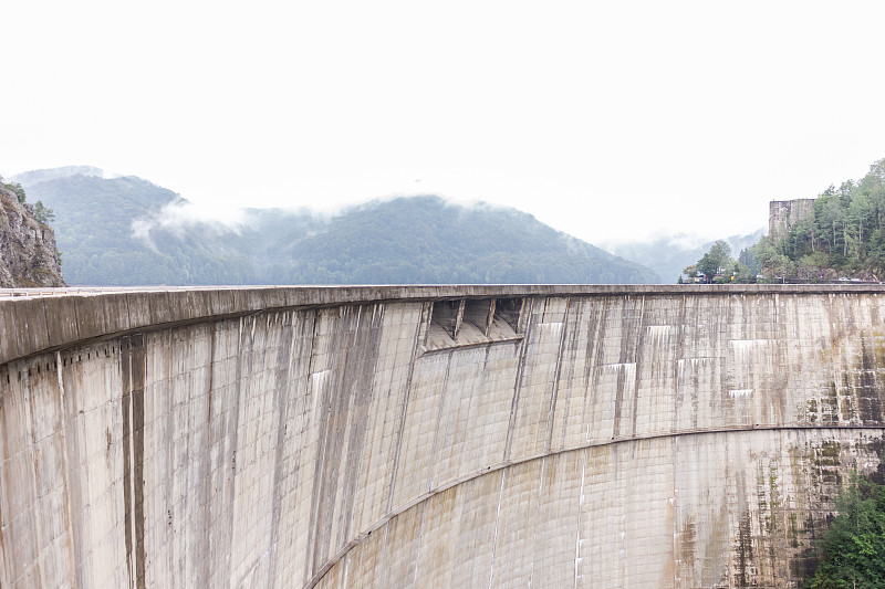 巨大的大壩墻全景。攝影圖片