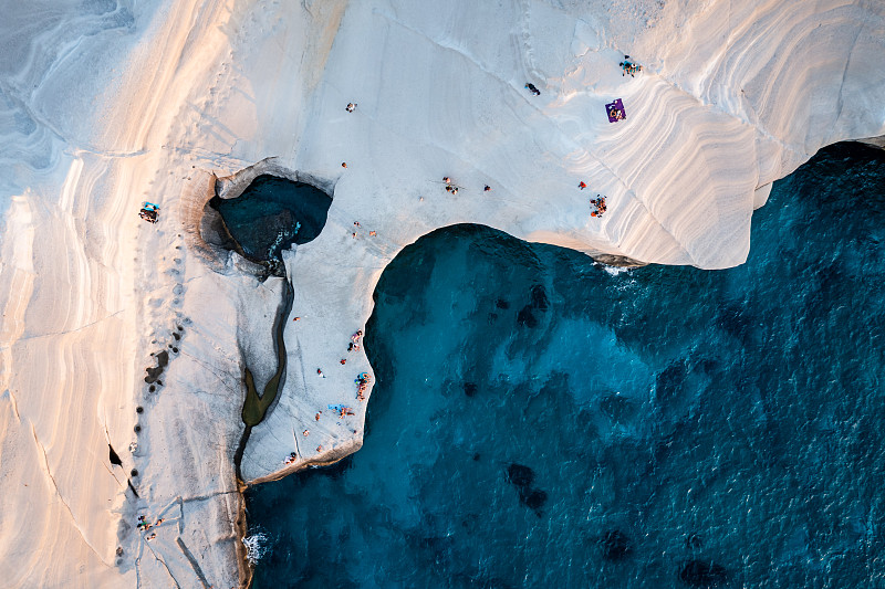 希臘米洛斯，日落時分的白色懸崖俯視圖攝影圖片