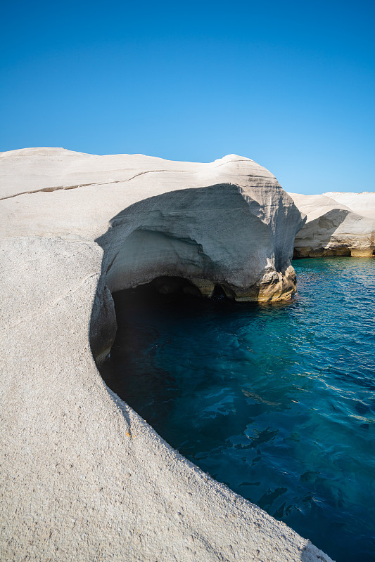 希臘米洛斯著名的白懸崖，Sarakiniko海灘攝影圖片