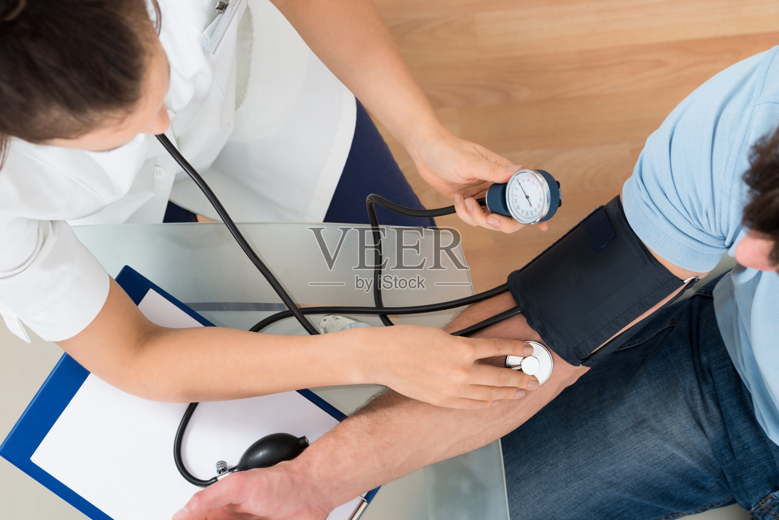 医生为男性病人测量血压照片摄影图片