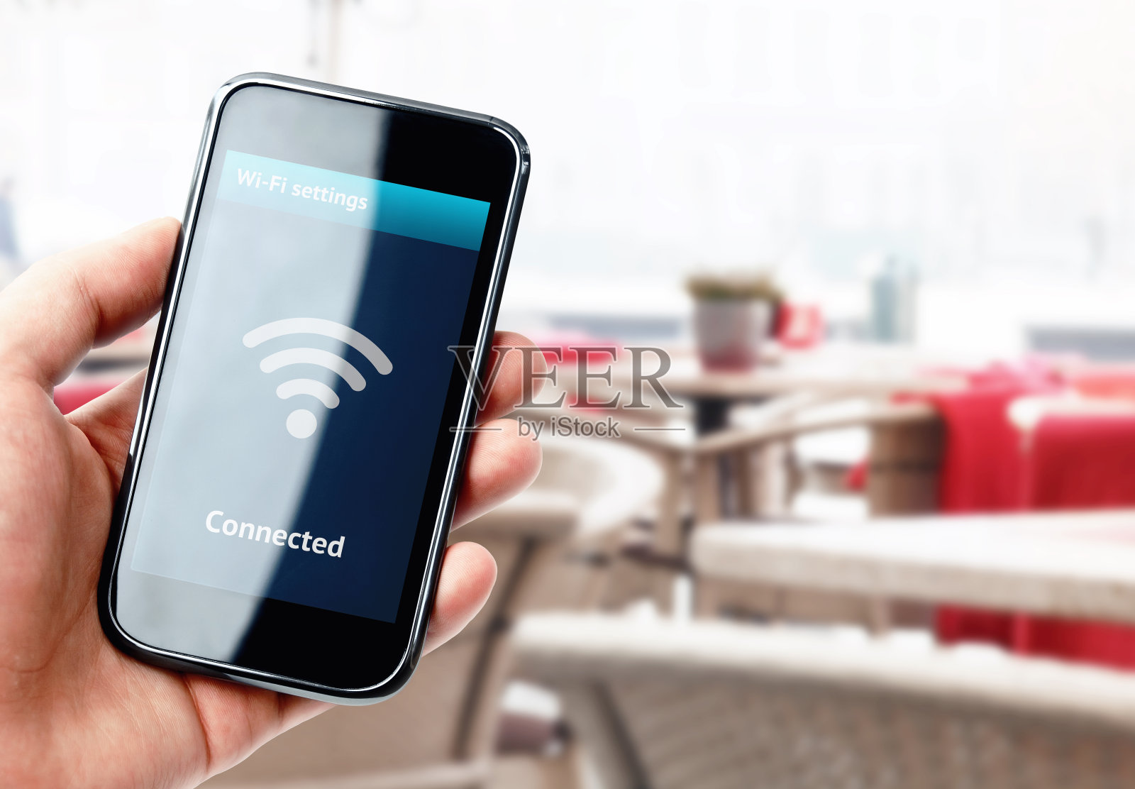 手持智能手机与wi-fi连接在咖啡馆照片摄影图片