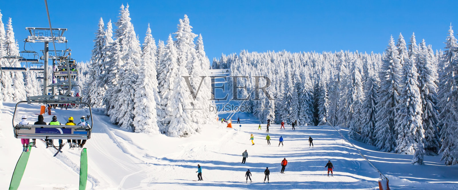 滑雪胜地，塞尔维亚，电梯，斜坡，人们滑雪照片摄影图片