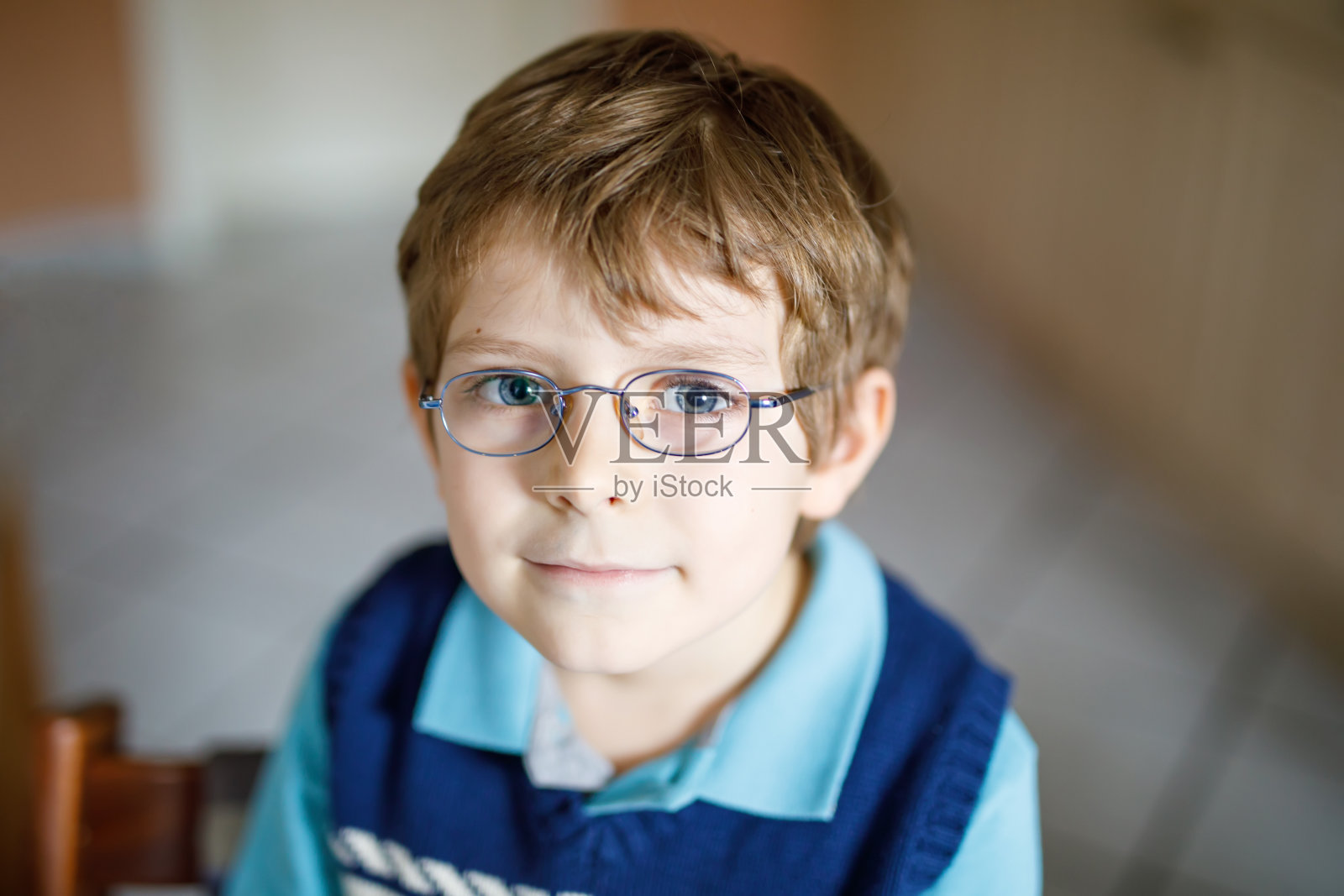 一个戴眼镜的可爱小男孩的肖像照片摄影图片