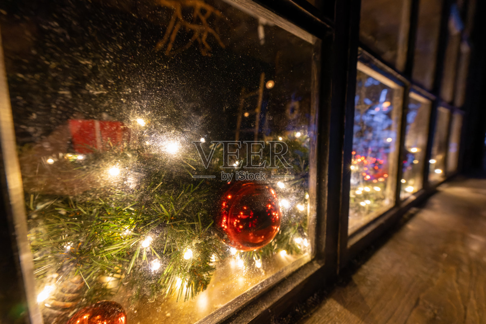 圣诞装饰品和彩灯在窗边闪烁照片摄影图片