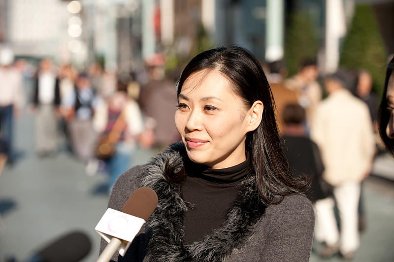 采訪一位美麗的亞洲女人圖片素材