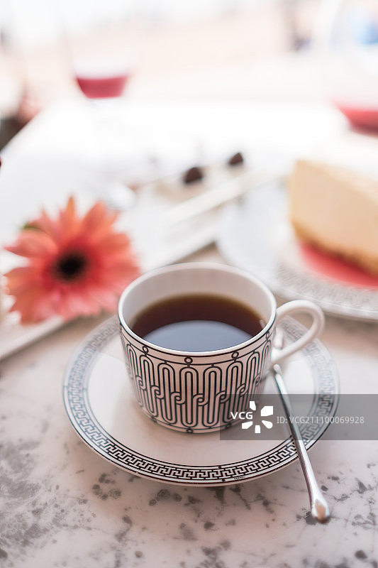 咖啡、精美餐具及甜点图片素材