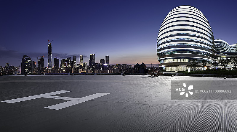 楼顶直升机停机坪和晚霞中的北京CBD摩天大楼银河SOHO图片素材
