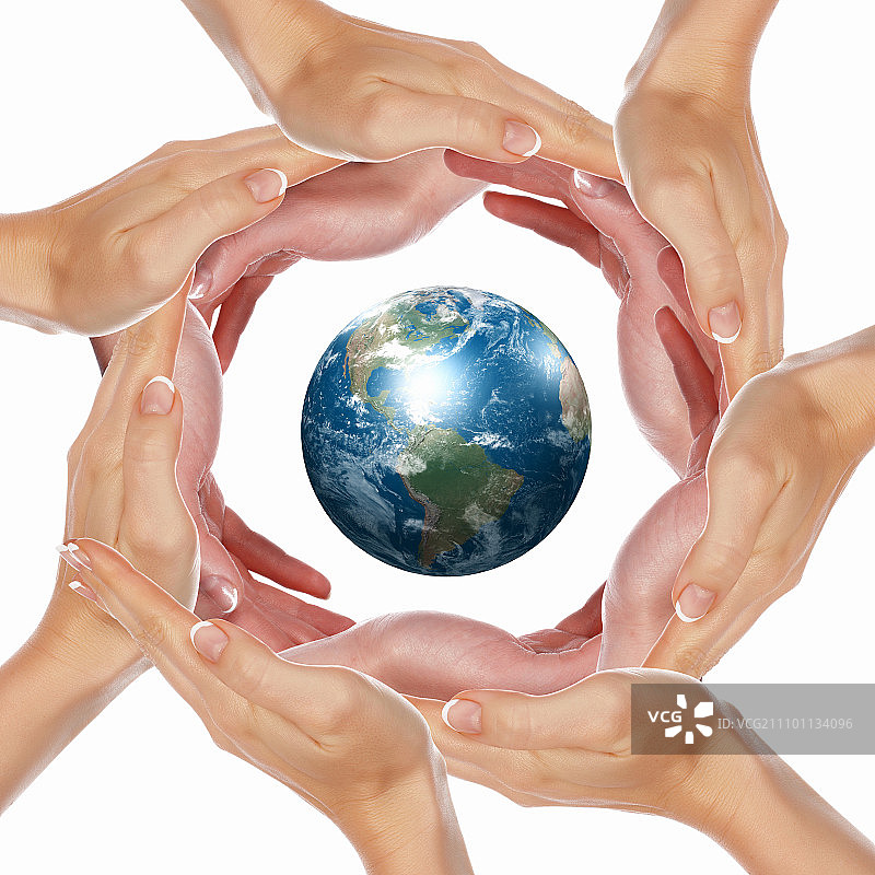 人类的手在一个圆圈里，象征着我们的星球图片素材