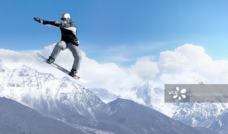 滑雪运动。滑雪板在清澈的蓝色天空中进行跳高图片素材